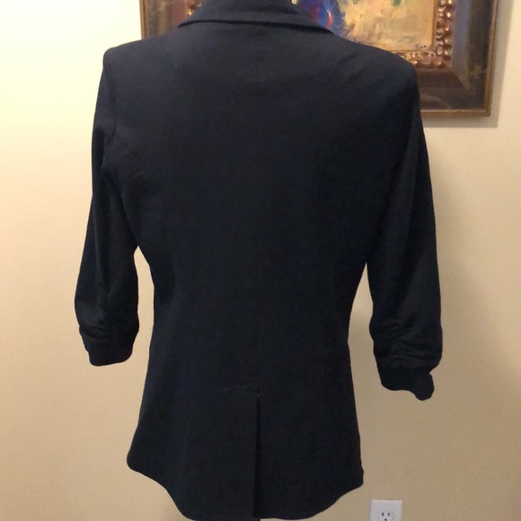 Esley Classic Point collar, synched sleeves, rounded equestrian tail hem - Picture 6 of 9